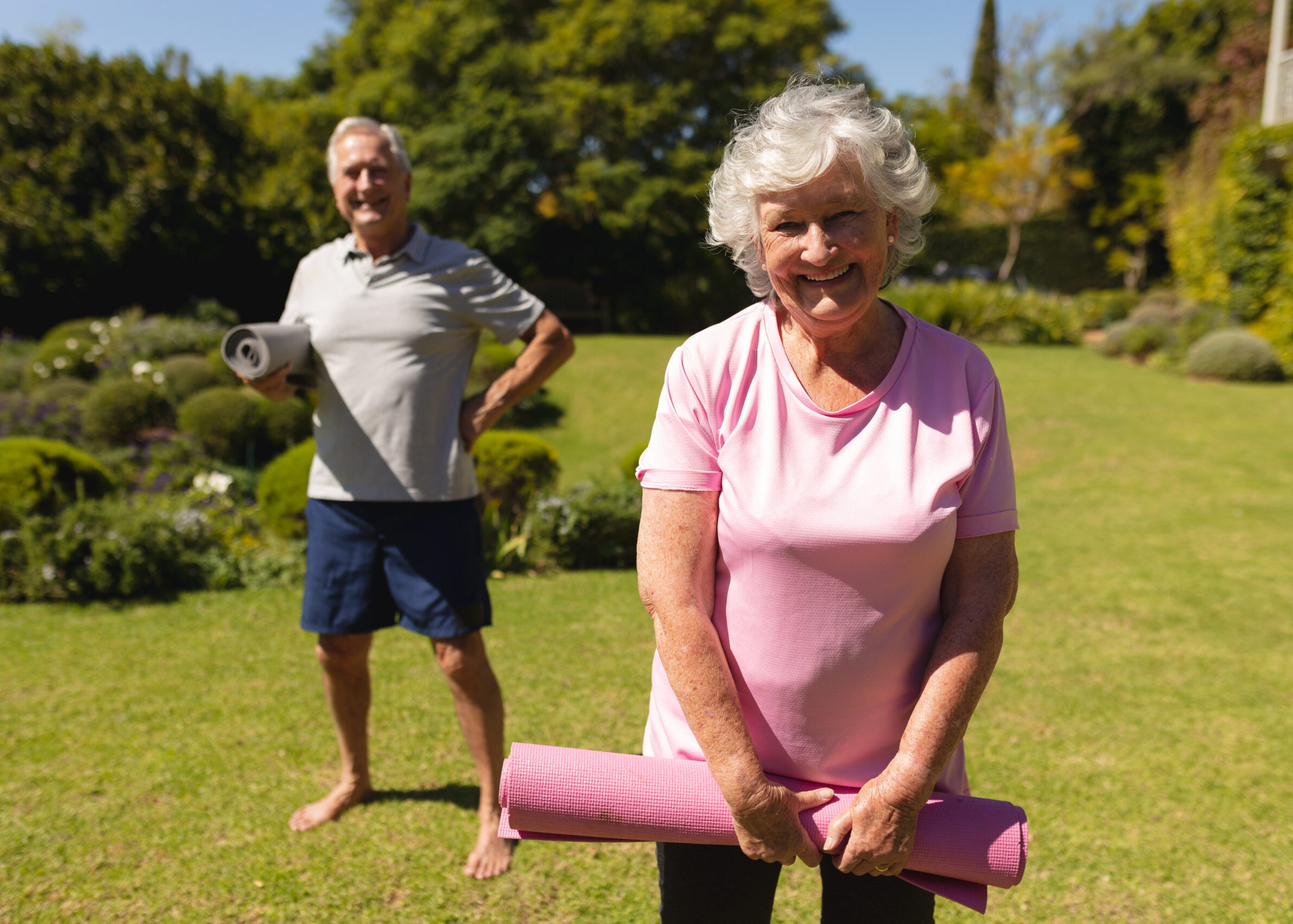 portrait-of-senior-caucasian-couple-hold